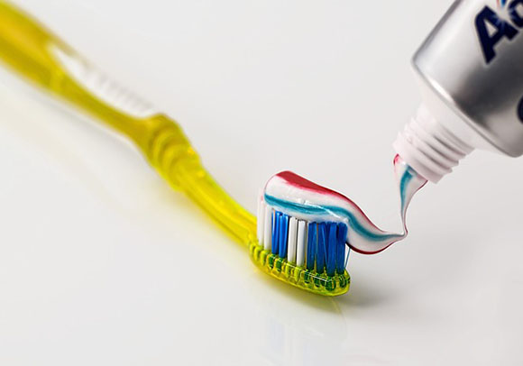 Cómo tu cepillo de dientes se convirtió en parte de la crisis del plástico?